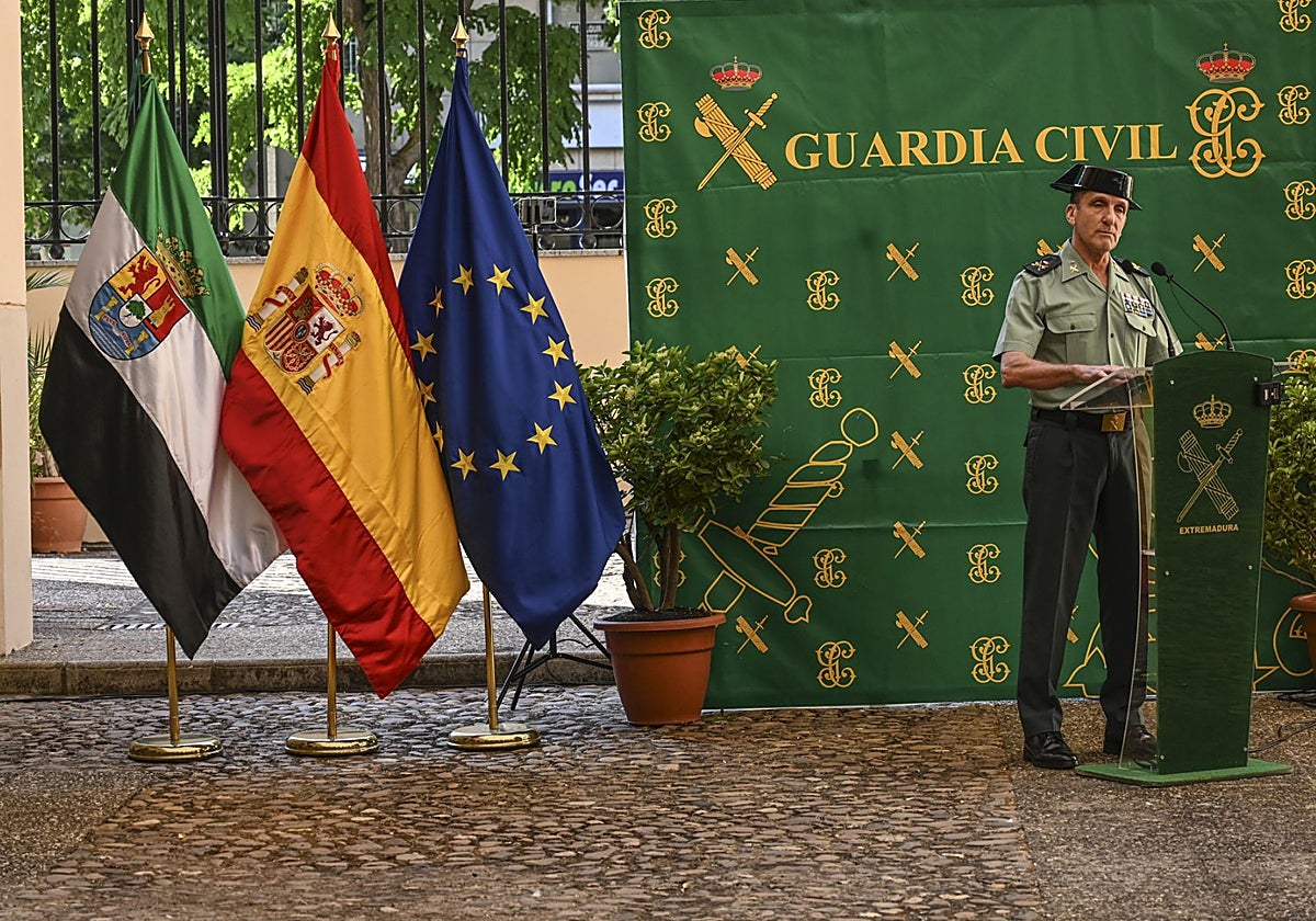 El general de División que está al mando de la Guardia Civil en Extremadura, José Manuel Santiago Marín ha leído este lunes los nombres de los asesinados por ETA.