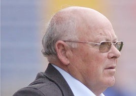 Pepe Bizcocho durante su última etapa en el banquillo del CF Extremadura de la 2004-05.