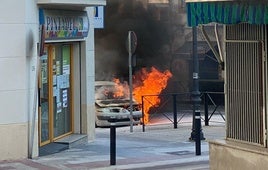 Incendio de un vehículo con remolque en Jaraíz de la Vera.