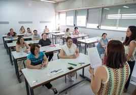 Opositores antes de hacer el examen el pasado 21 de junio.