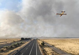 Un avión sobrevuela la A-5 en el incendio forestal de Trujillo.
