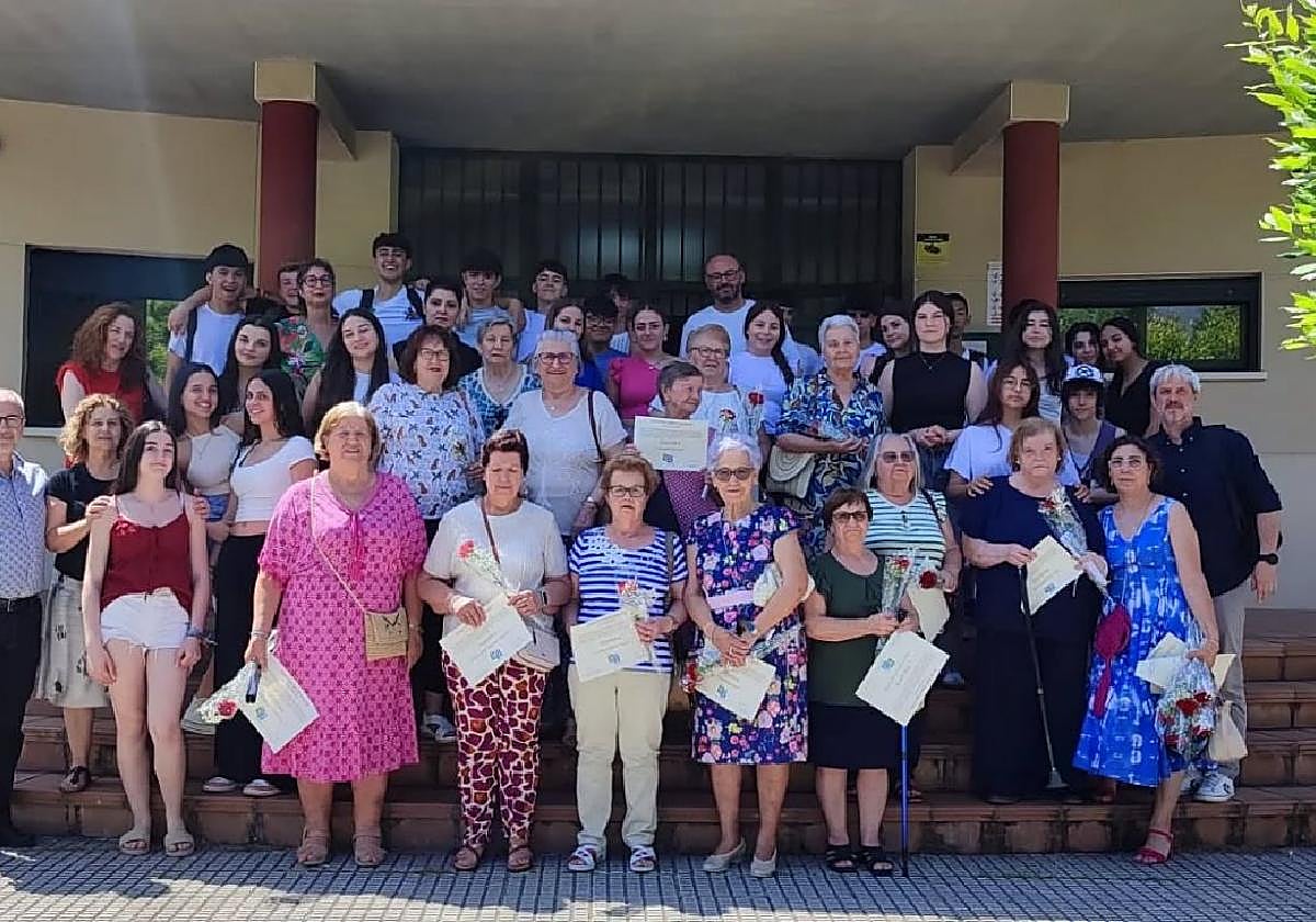 Las flamantes graduadas a las puertas del centro.