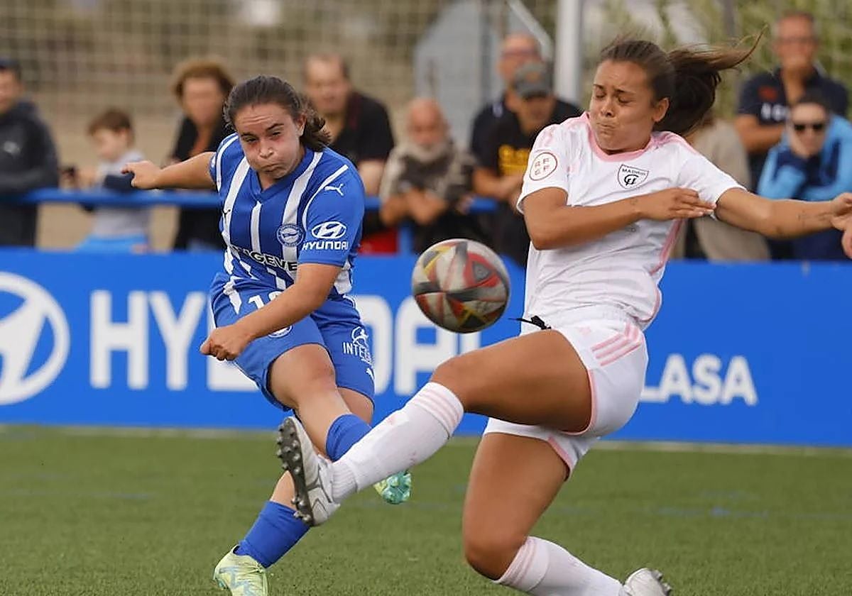 Sara Carrillo con el Alavés en un partido ante el Madrid CFF.