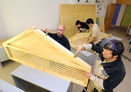Alumnos en una escuela taller en una imagen de archivo.