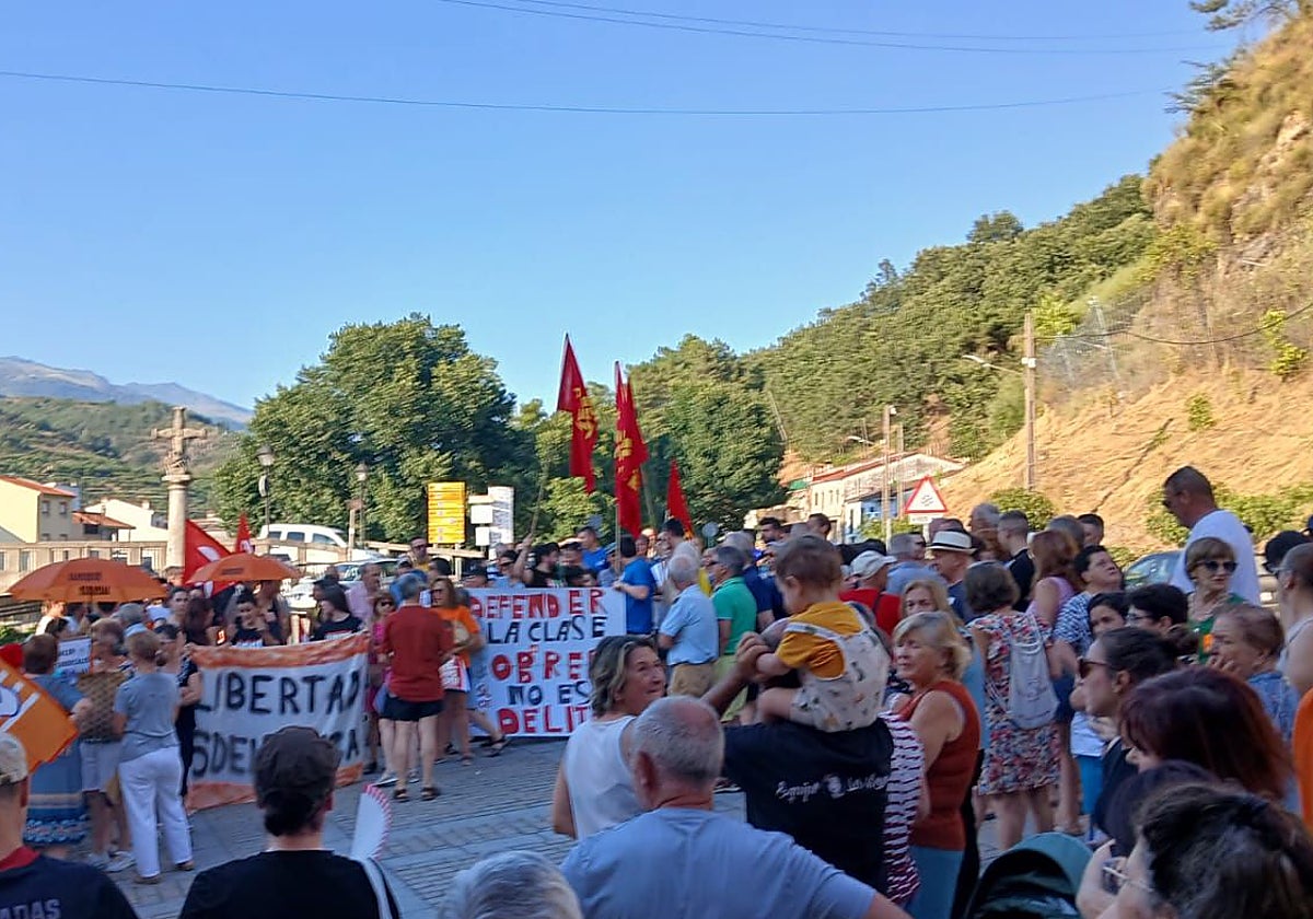 Manifestación en Navaconcejo en apoyo de Cristina, una de 'Las seis de la Suiza'.