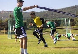 Los jugadores del Cacereño siguen con su puesta a punto en El Cuartillo.