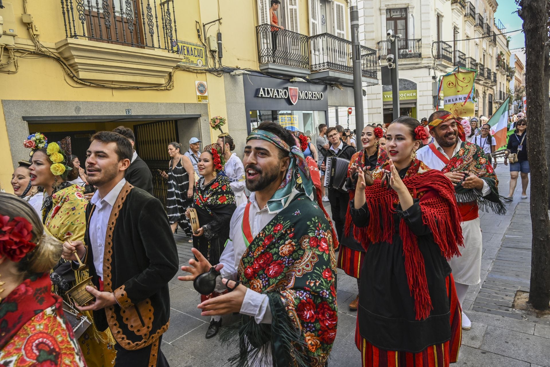 Fotos | Irlanda, Taiwán y Uzbekistán ya desfilan por las calles de Badajoz