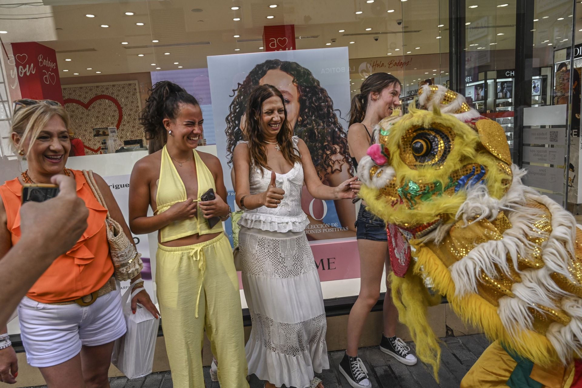 Fotos | Irlanda, Taiwán y Uzbekistán ya desfilan por las calles de Badajoz