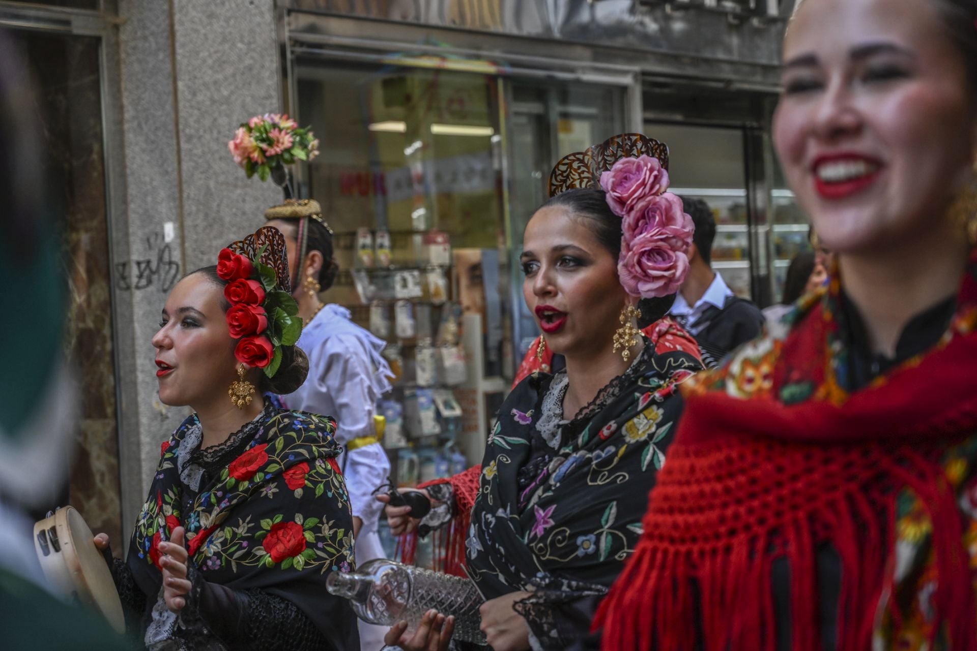 Fotos | Irlanda, Taiwán y Uzbekistán ya desfilan por las calles de Badajoz