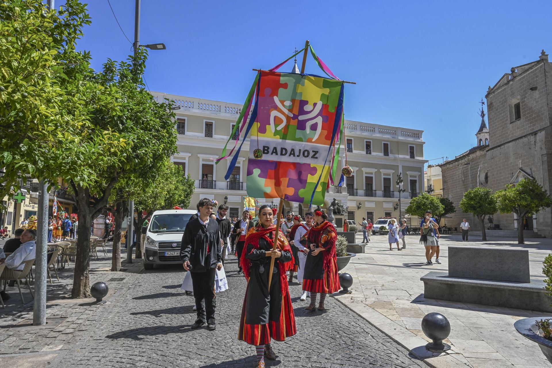 Fotos | Irlanda, Taiwán y Uzbekistán ya desfilan por las calles de Badajoz