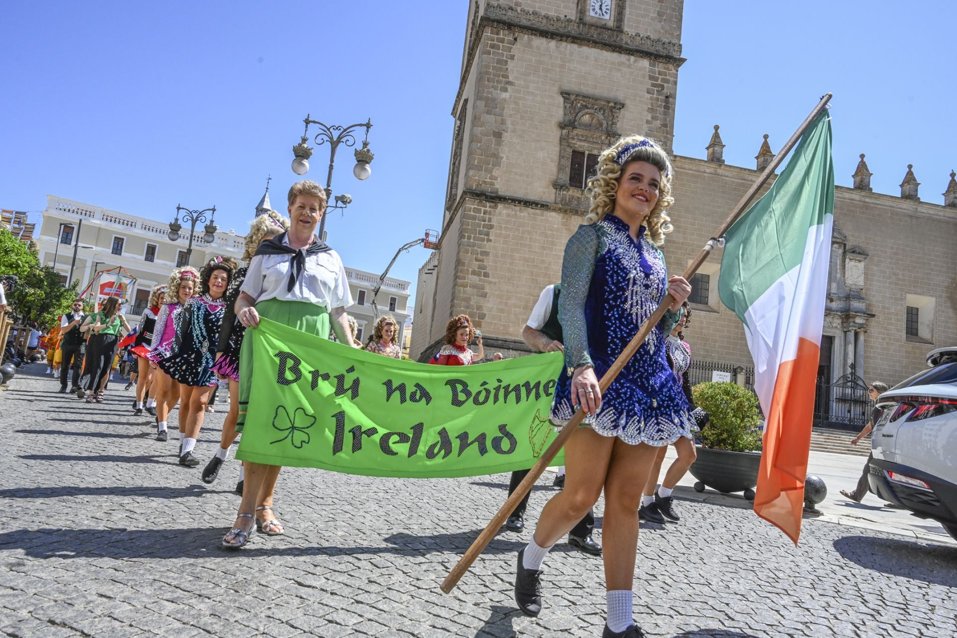 Fotos | Irlanda, Taiwán y Uzbekistán ya desfilan por las calles de Badajoz
