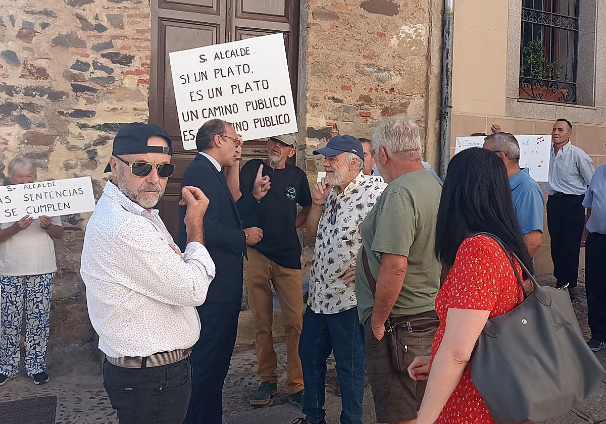 Protestas de los vecinos de Cuartos del Baño en la puerta del Ayuntamiento.