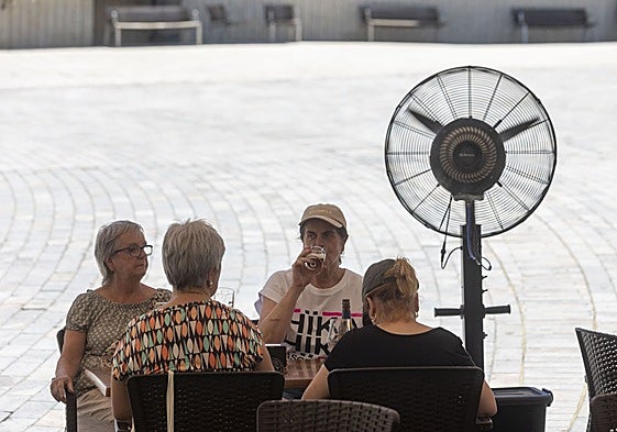 Personas sentadas en una terraza de la Plaza Mayor este jueves.