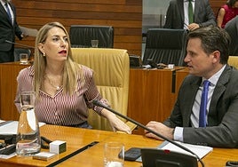La presidenta de la Junta de Extremadura, María Guardiola, en el pleno de este jueves.