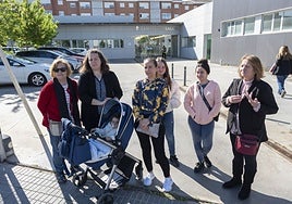 Las familias afectadas en la puerta del centro de salud de Suerte de Saavedra.
