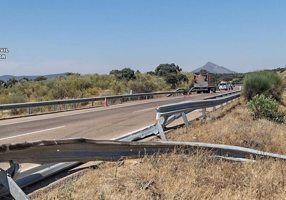 El camión ha chocado contra la barrera bionda de los carriles en sentido contrario por el que ciruclaba.