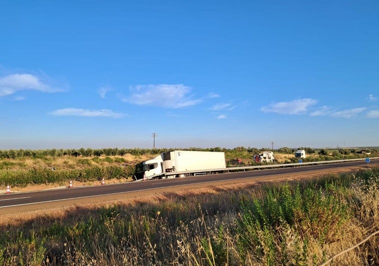Un accidente con vuelco de dos camiones obliga a cortar la A-66 en la provincia de Badajoz