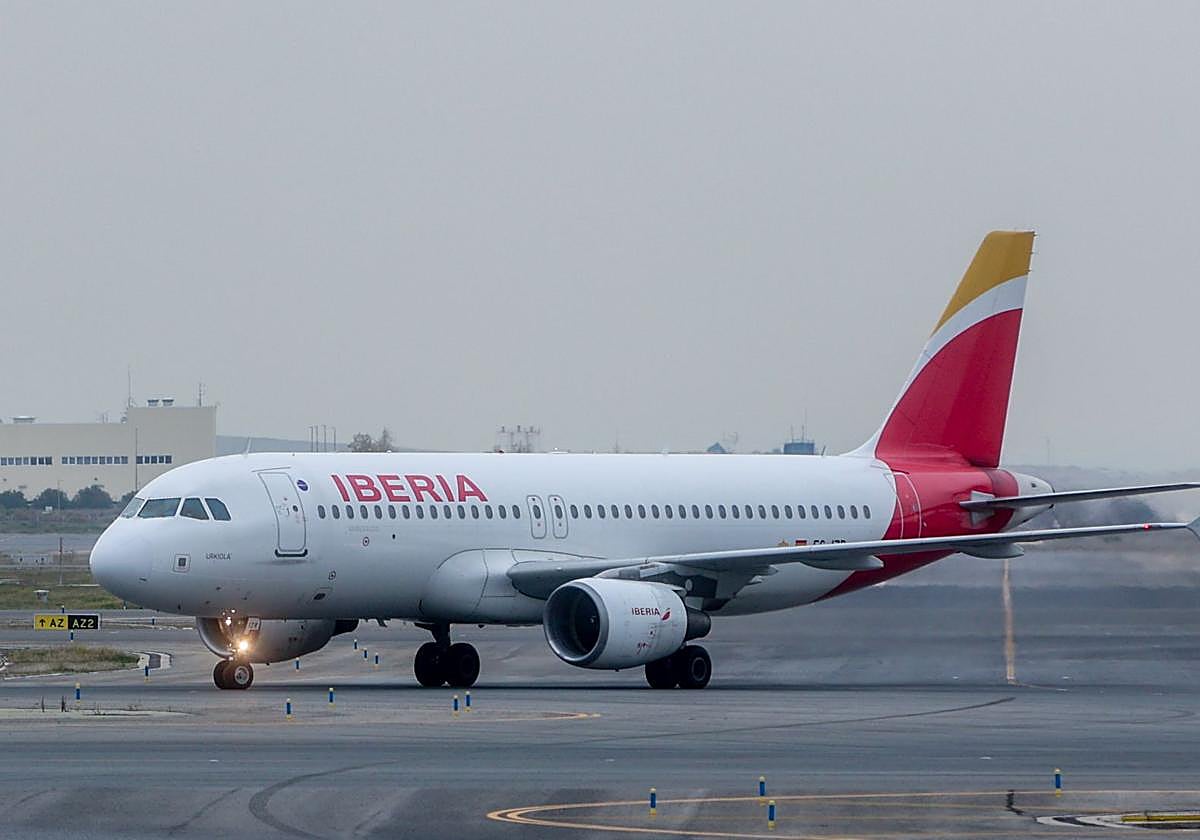 Un avión de la aerolínea Iberia en el aeropuerto de Adolfo Suárez Madrid-Barajas.