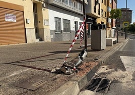 El coche impactó contra una farola.