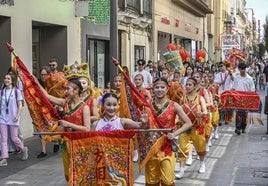 Grupo de Taiwán durante el desfile del Festival Folklórico Internacional