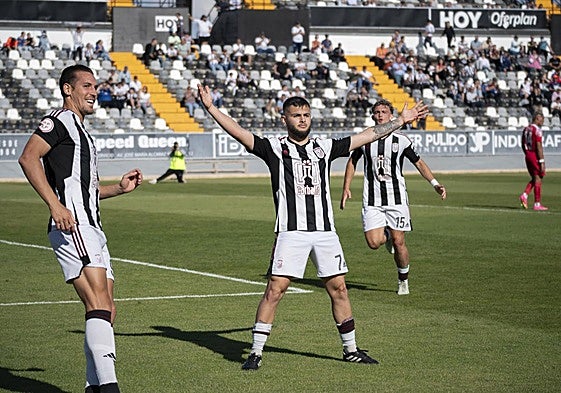 Bermúdez celebrando un gol en el Nuevo Vivero.