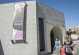 Las puertas cerradas del Museo del Carnaval.