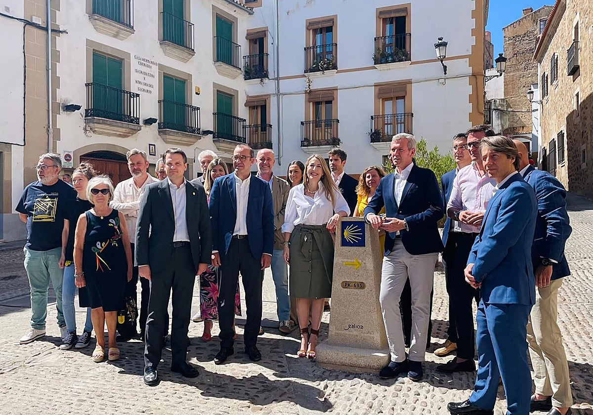 Inauguración del hito del camino Xacobeo en el que ha participado María Guardiola y el presidente de la Xunta de Galicia Alfonso Rueda.