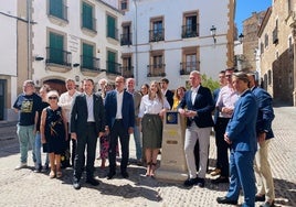 Inauguración del hito del camino Xacobeo en el que ha participado María Guardiola y el presidente de la Xunta de Galicia Alfonso Rueda.