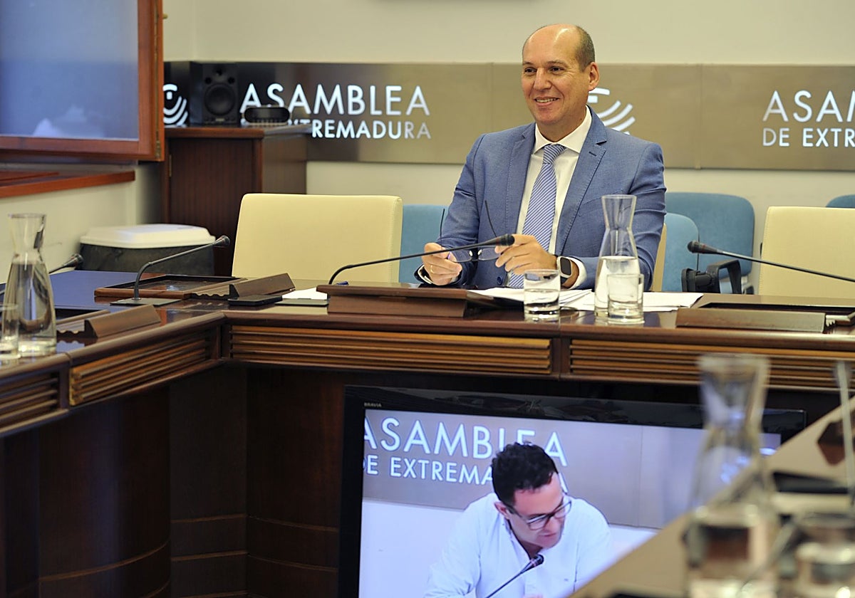 El secretario general de Presupuestos y Financiación, Luis Alfonso Hernández Carrón, en su comparecencia en la Asamblea.