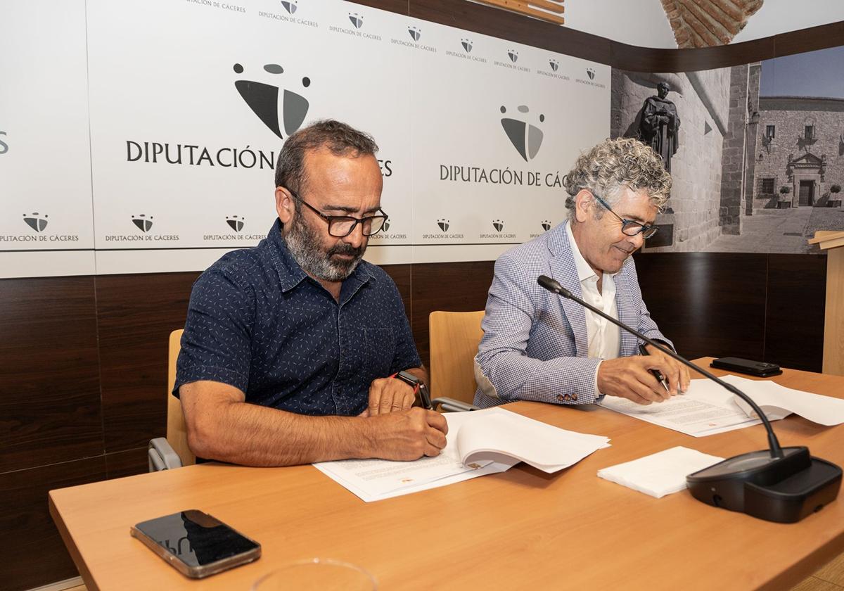 Firma del convenio con el Colegio de Veterinarios.
