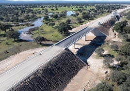 Subtramo Casatejada-Toril, con la plataforma finalizada. En la imagen, el viaducto sobre arroyo del Pizarral.