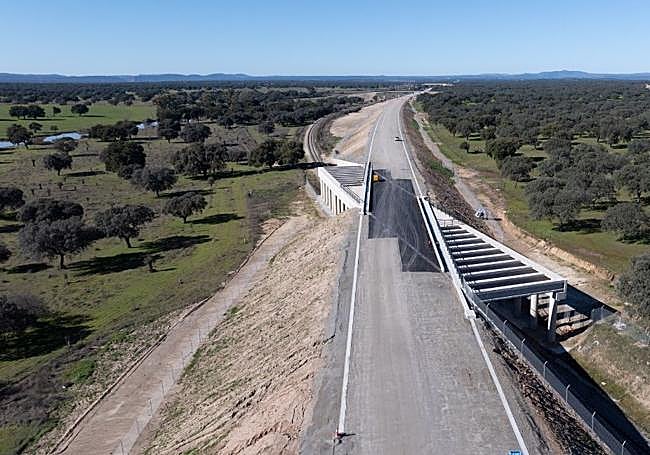 Subtramo Casatejada-Toril, plataforma finalizada y pérgola sobre línea convencional.