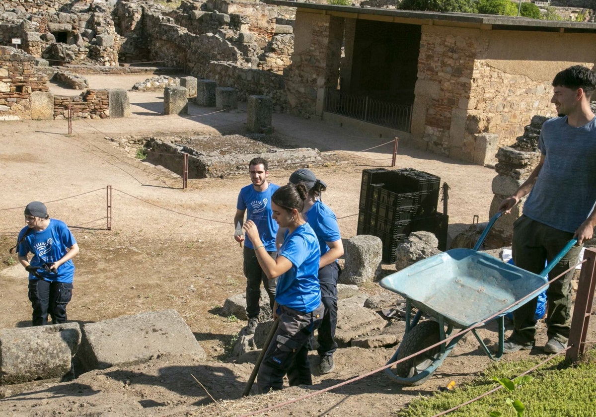 Alumnos del curso de arqueología en las excavaciones esta semana en el Teatro Romano, junto al peristilo.