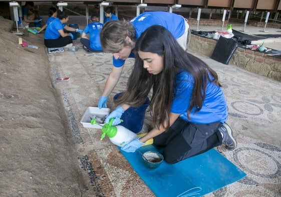 Alumnos del curso de arqueología en las excavaciones esta semana en el Teatro Romano, junto al peristilo.