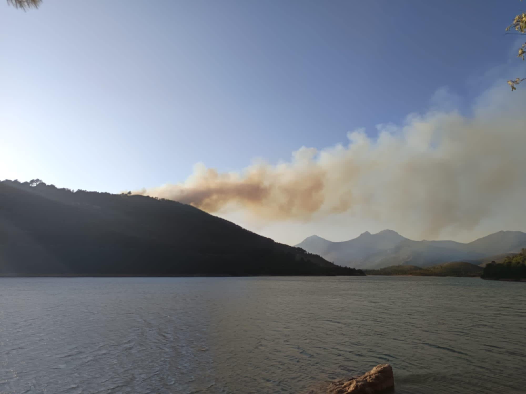 Incendio Forestal en Cañamero visto desde el embalse de Cancho del Fresno en la tarde del viernes.