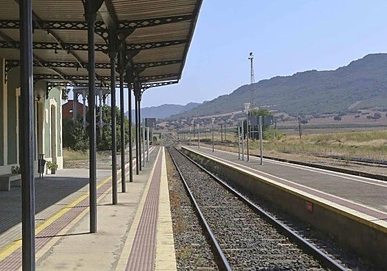 Tramo extremeño de la línea férrea entre Mérida y Puertollano.