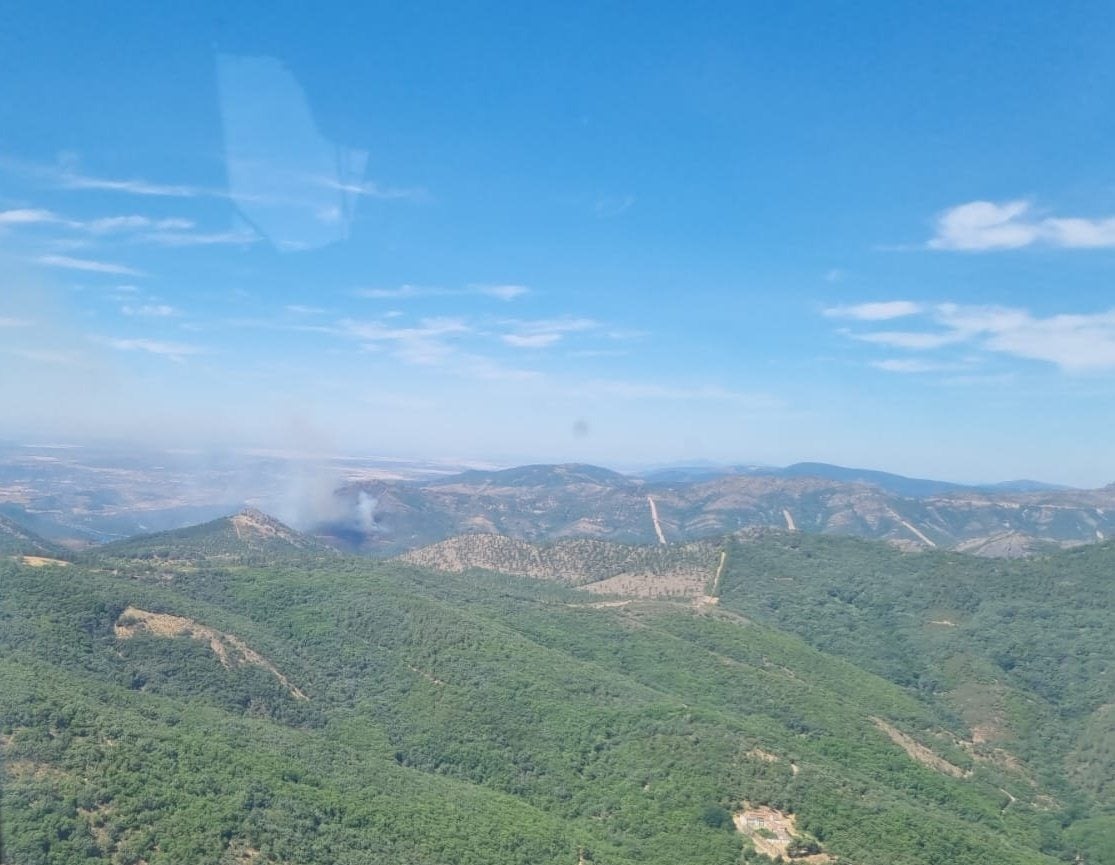 Vista del incendio en la mañana de este sábado