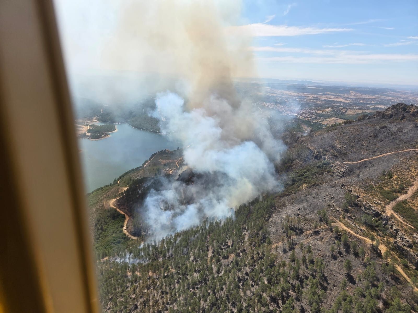Vista aérea de estado del incendio de Cañamero a mediodía del sábado.