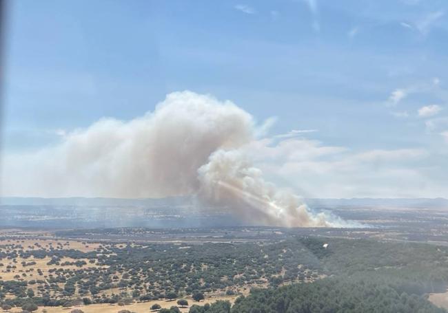 Incendio de Valdecaballeros captado desde el aire por los equipos de la BRIF de La Iglesuela del Tiétar, llegados desde Toledo para trabajar en el incendio de Cañamero.