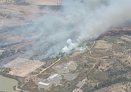 Aspecto que presentaba el incendio de Valdecaballeros en la tarde de este sábado.