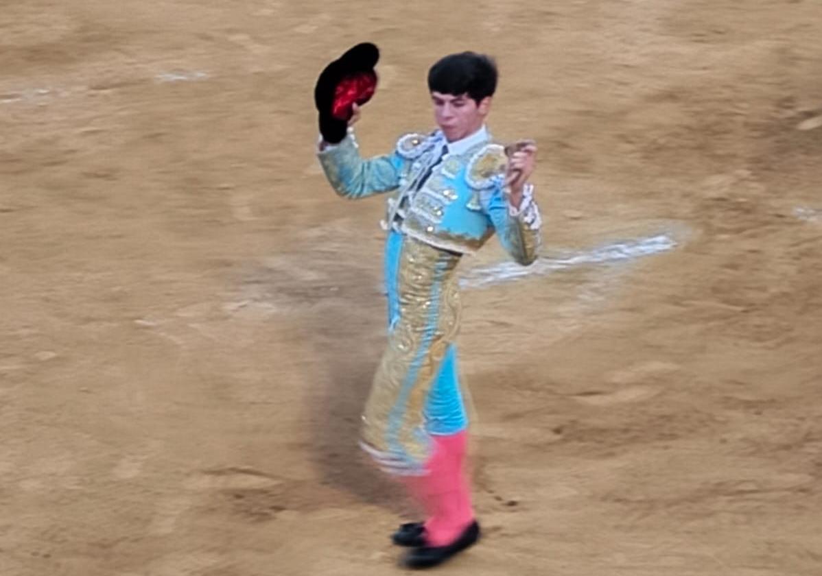 El cacereño Julio Méndez con la oreja que le cortó a su primero astado.