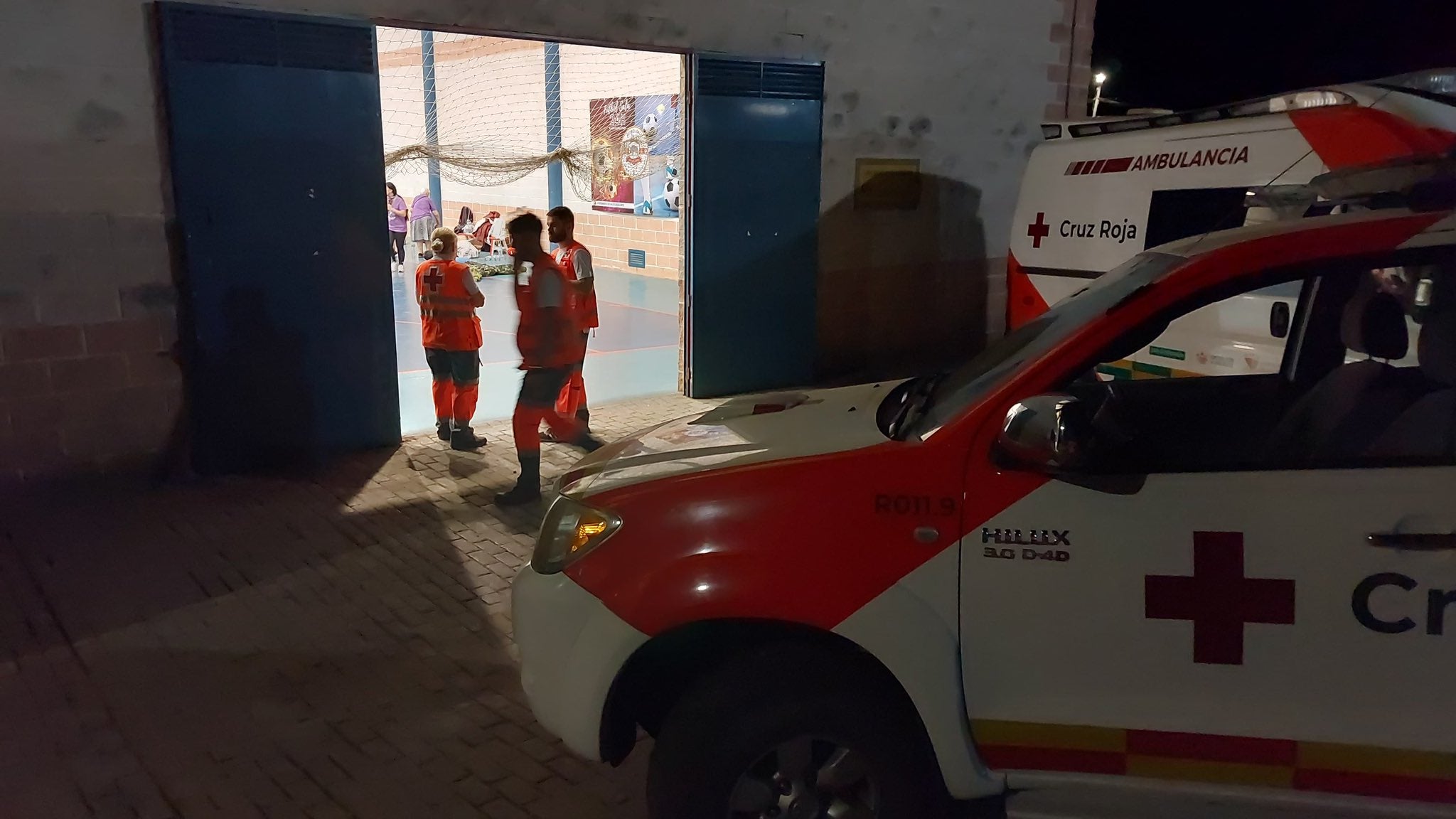 Uno de los albergues provisionales habiliatdos por Cruz Roja para atender a las personas evacuadas por el incendio