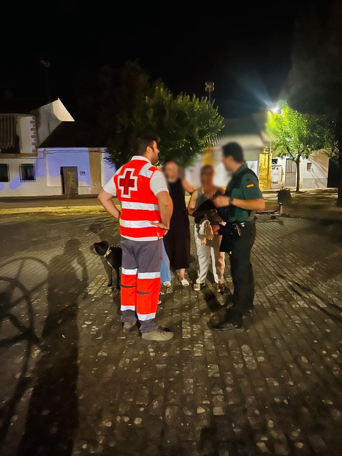 Personal de Cruz Roja y agentes de la Guardia Civil atienden e informan a los vecinos del poblado de Cijara.