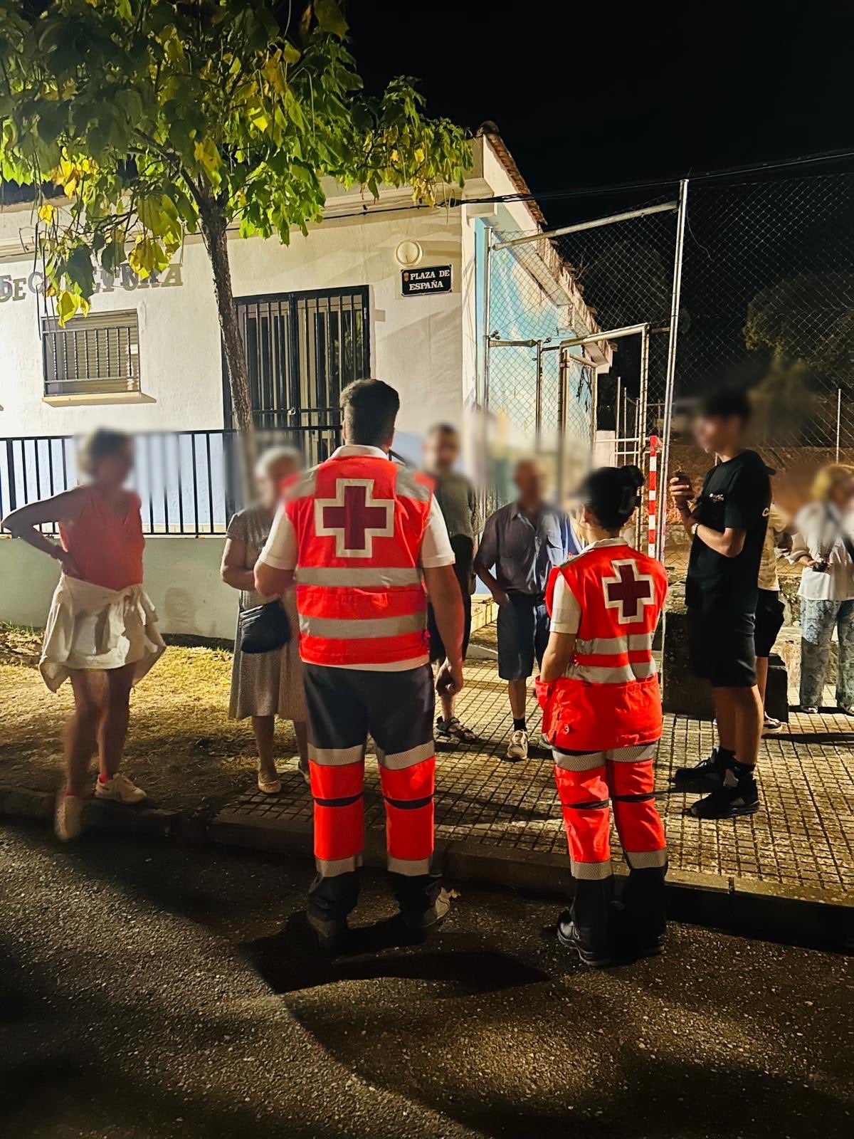 Personal de Cruz Roja y agentes de la Guardia Civil atienden e informan a los vecinos del poblado de Cijara.