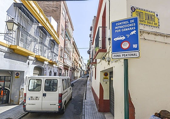 Un cartel recuerda que hay zonas restringidas en el Casco Antiguo.