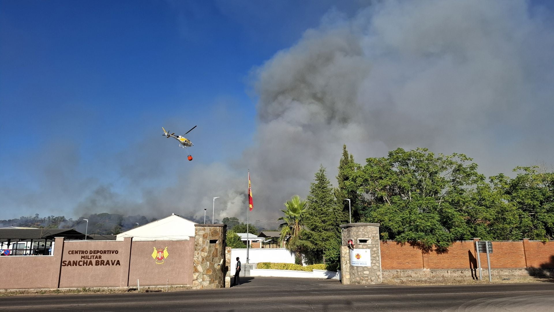 Fotos | Así es el incendio que obliga a desalojar un complejo deportivo en Badajoz