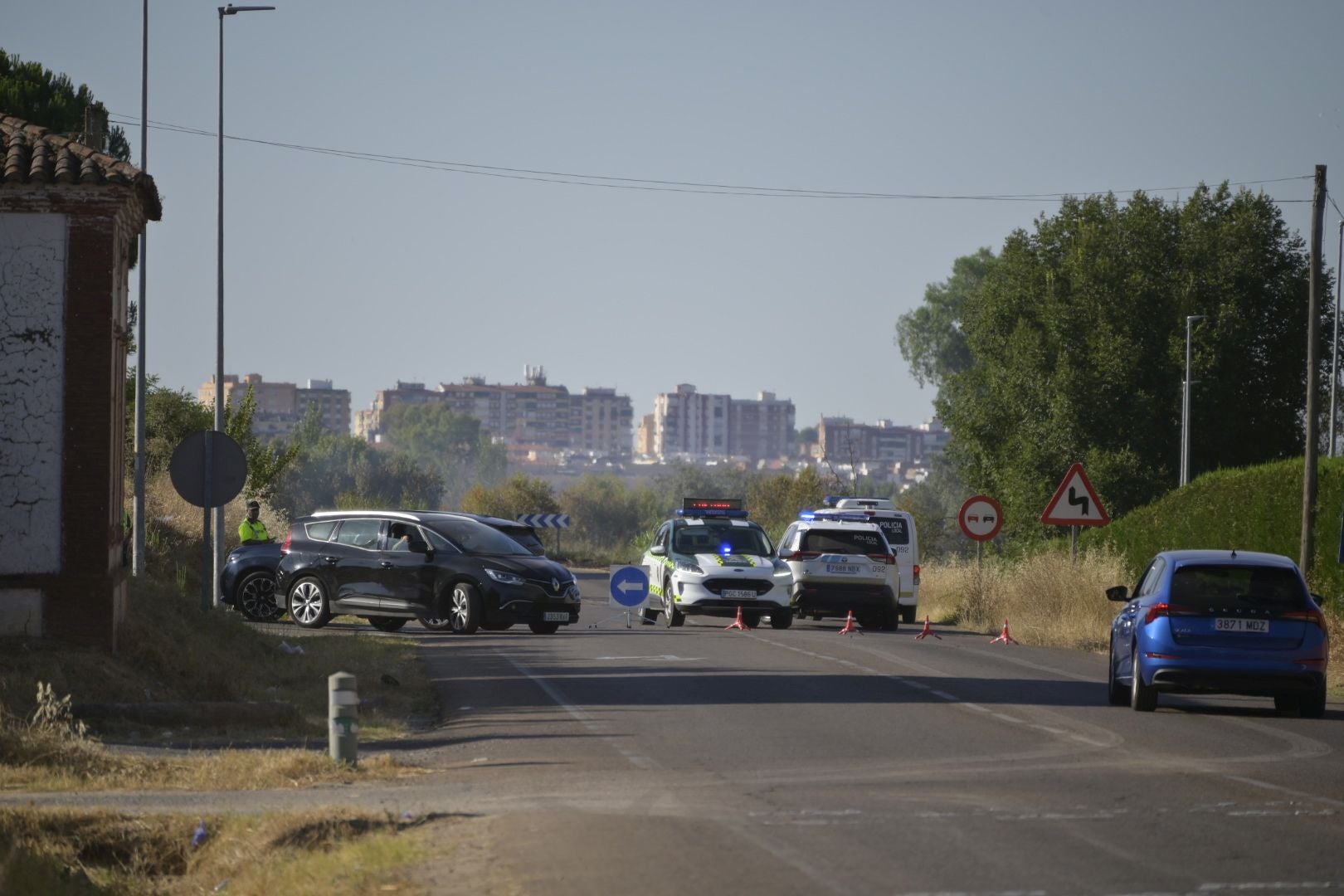 Fotos | Así es el incendio que obliga a desalojar un complejo deportivo en Badajoz