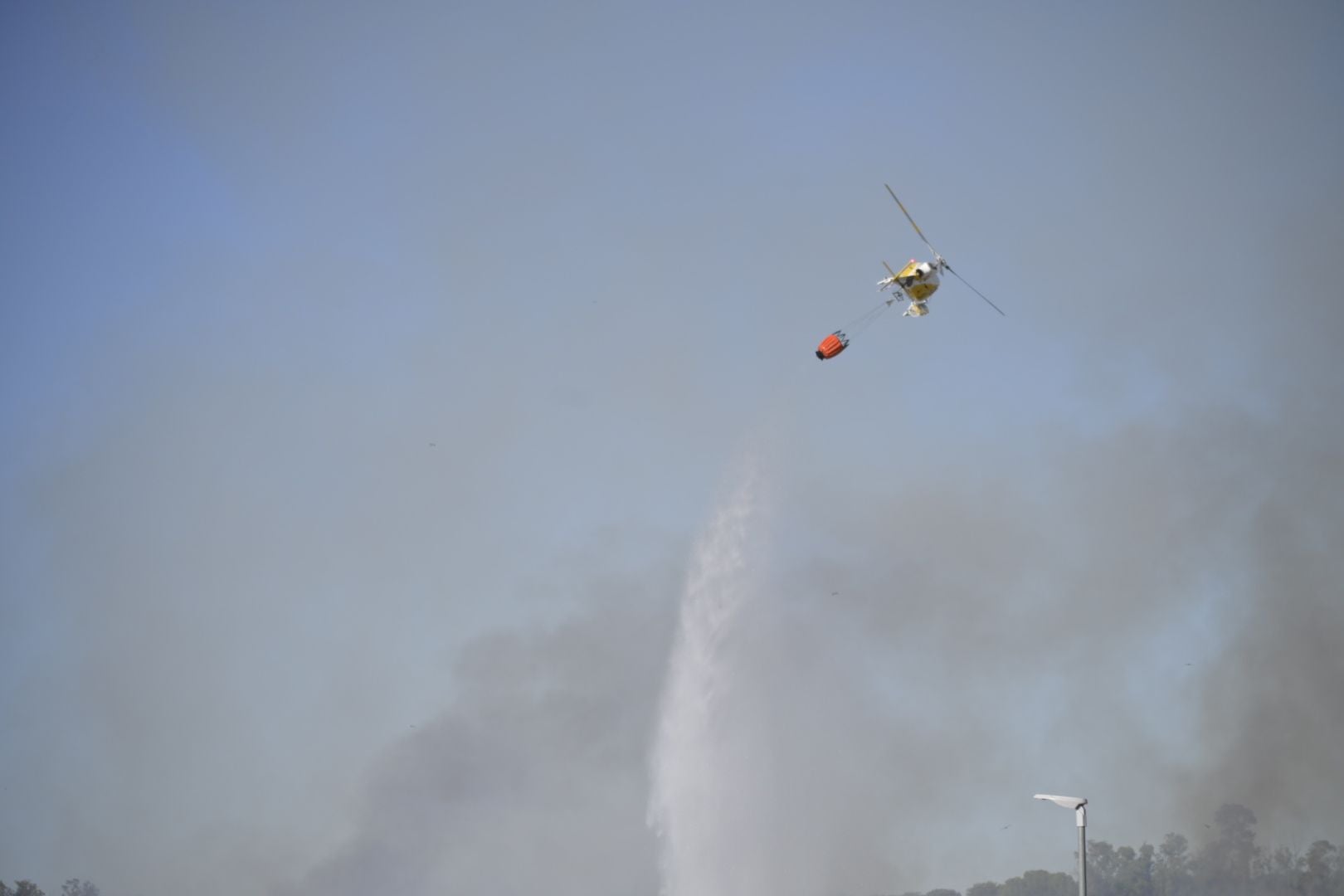 Fotos | Así es el incendio que obliga a desalojar un complejo deportivo en Badajoz