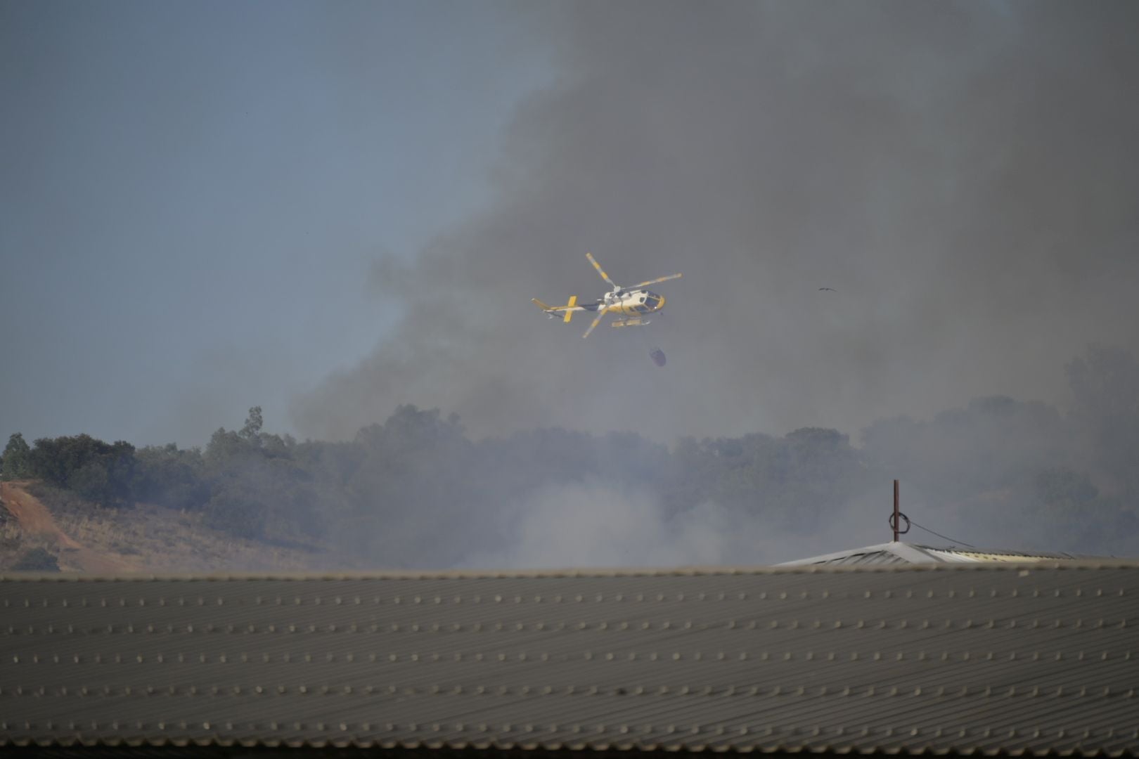 Fotos | Así es el incendio que obliga a desalojar un complejo deportivo en Badajoz