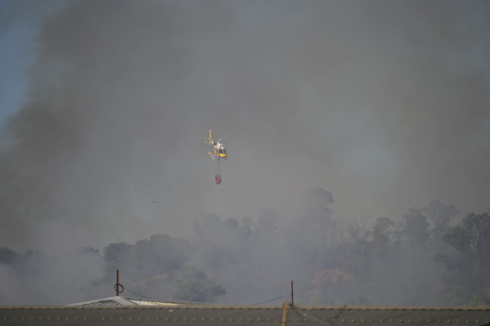 Fotos | Así es el incendio que obliga a desalojar un complejo deportivo en Badajoz
